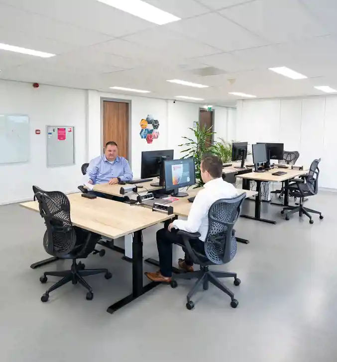 Twee Collega's van Exilo professionals werken aan het oplossen van problemen op kantoor