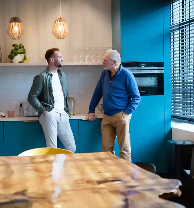Jong en oude professionals spreken met elkaar in de kantine van Stevin Consulting