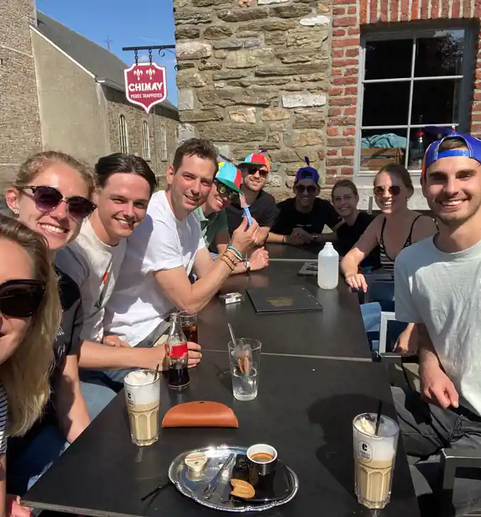 Team collega's van consultancy bedrijf Ciratum doet een drankje Chimay