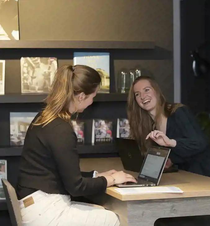 Sfeerimpressie lachende collega's Vindsubsiedies aan bureau (2)