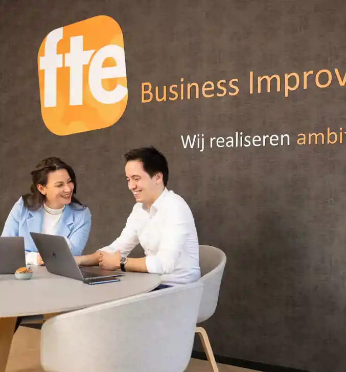 Twee collega's van fte groep werkend als business improver voor het realiseren van ambities