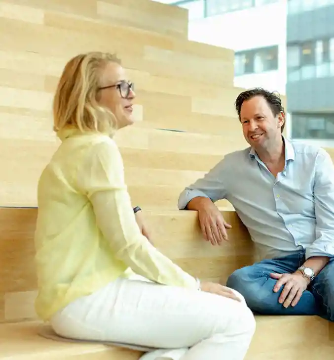 Petra de Leede met Collega P5COM aan het praten