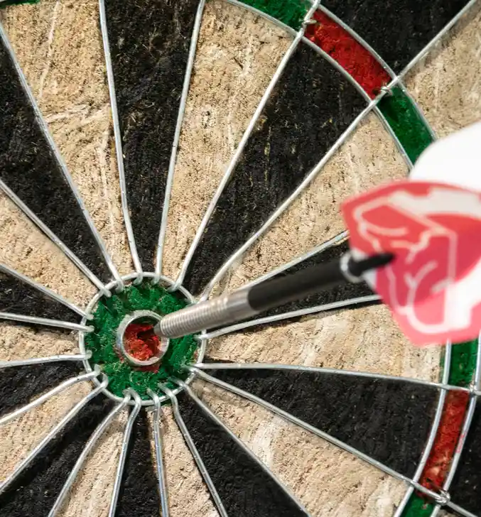 Pijl raakt de roos van een dartbord - Symbolisch voor de doelgerichte werkwijze van Exilo Professionals