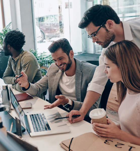 Collega geeft persoonlijk advies aan andere young professionals