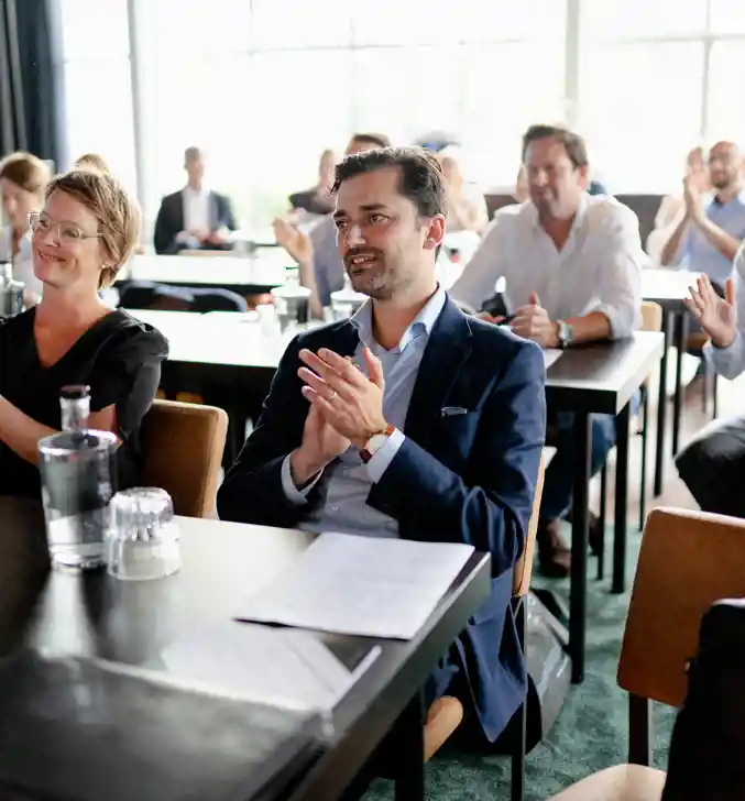 Young Professional van P5COM klapt in de handen