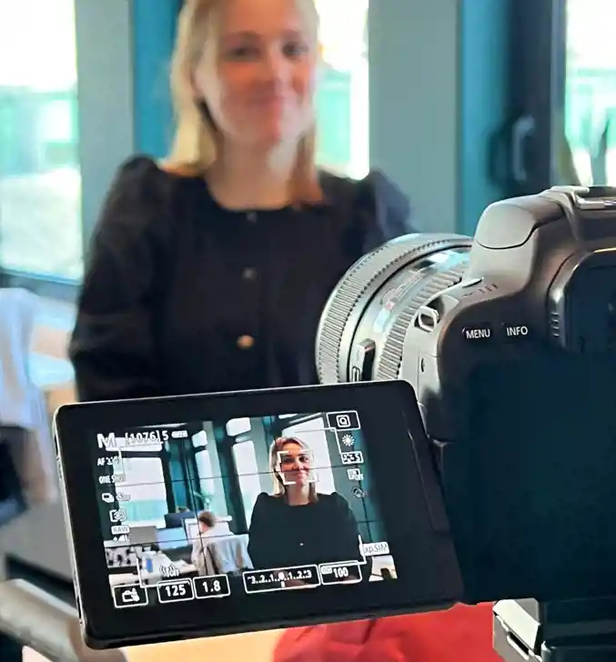 Camera neemt foto van Young Professional Tribers