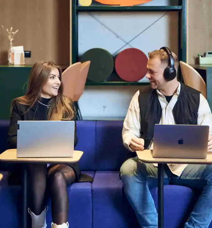 Collega's Solid Professionals Man En Vrouw Lachen Naar Elkaar