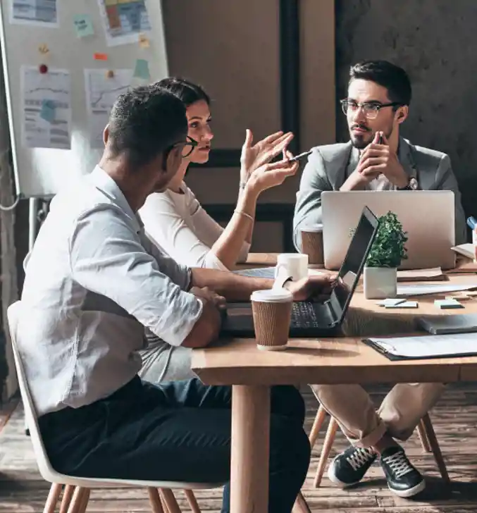 Young professionals bespreken iets op het kantoor aan tafel