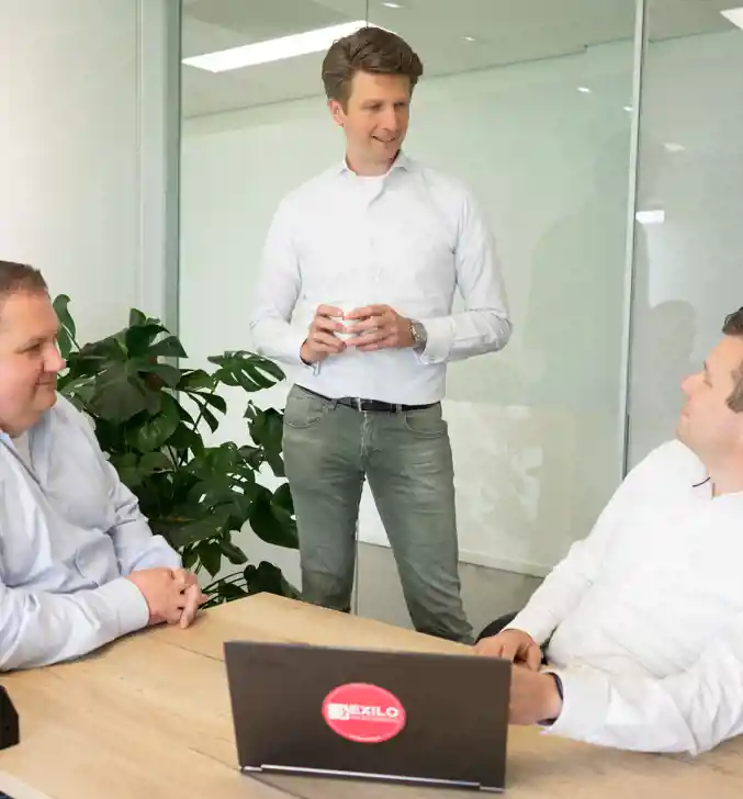 Jong en dynamisch adviesbureau Collega's Exilo overleggen op kantoor