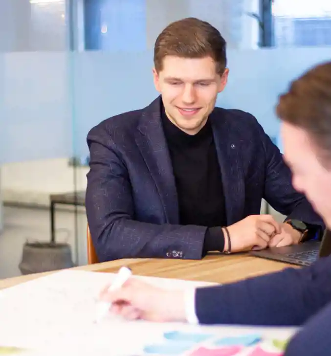 Young Consultant oprichter Reno Kochanowski aan tafel met Young Professional