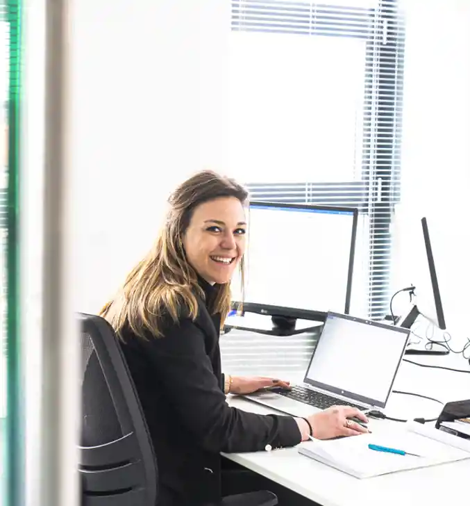 Vrouwelijke Young Professional N-Abled aan het werk