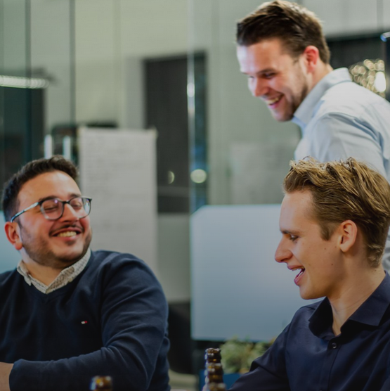 Drie Collega's van Young Consultant lachend