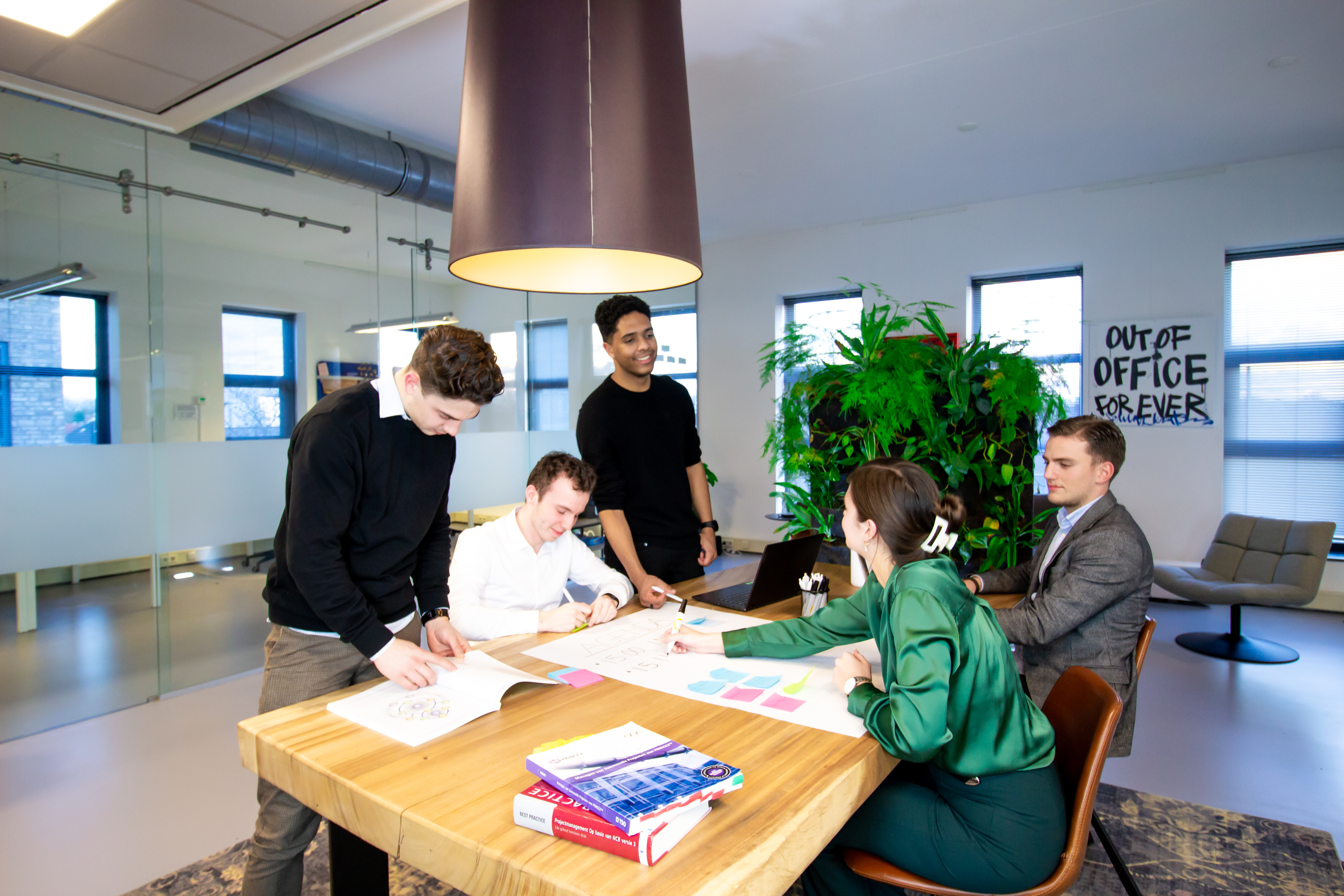 Vijf Young Professionals bespreken de strategie van Young Consultant