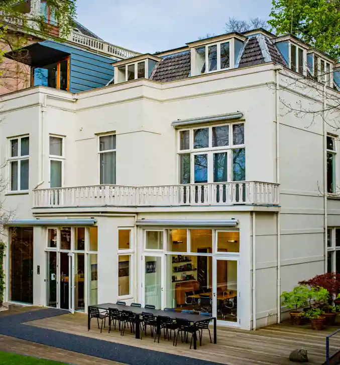 Achterzijde kantoor Andersson Elffers Felix op de maliebaan 16