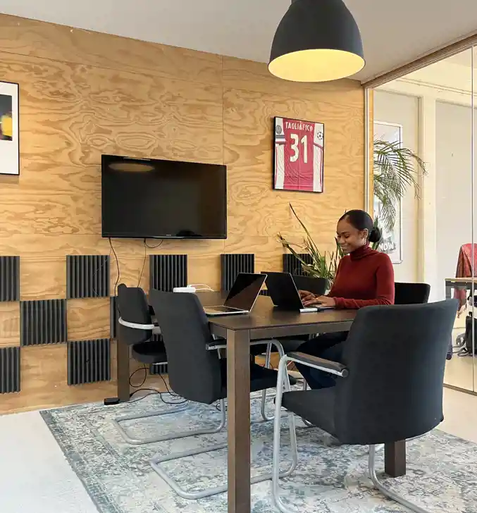 Collega van The Value Department aan het werk achter de laptop aan een bureau op kantoor